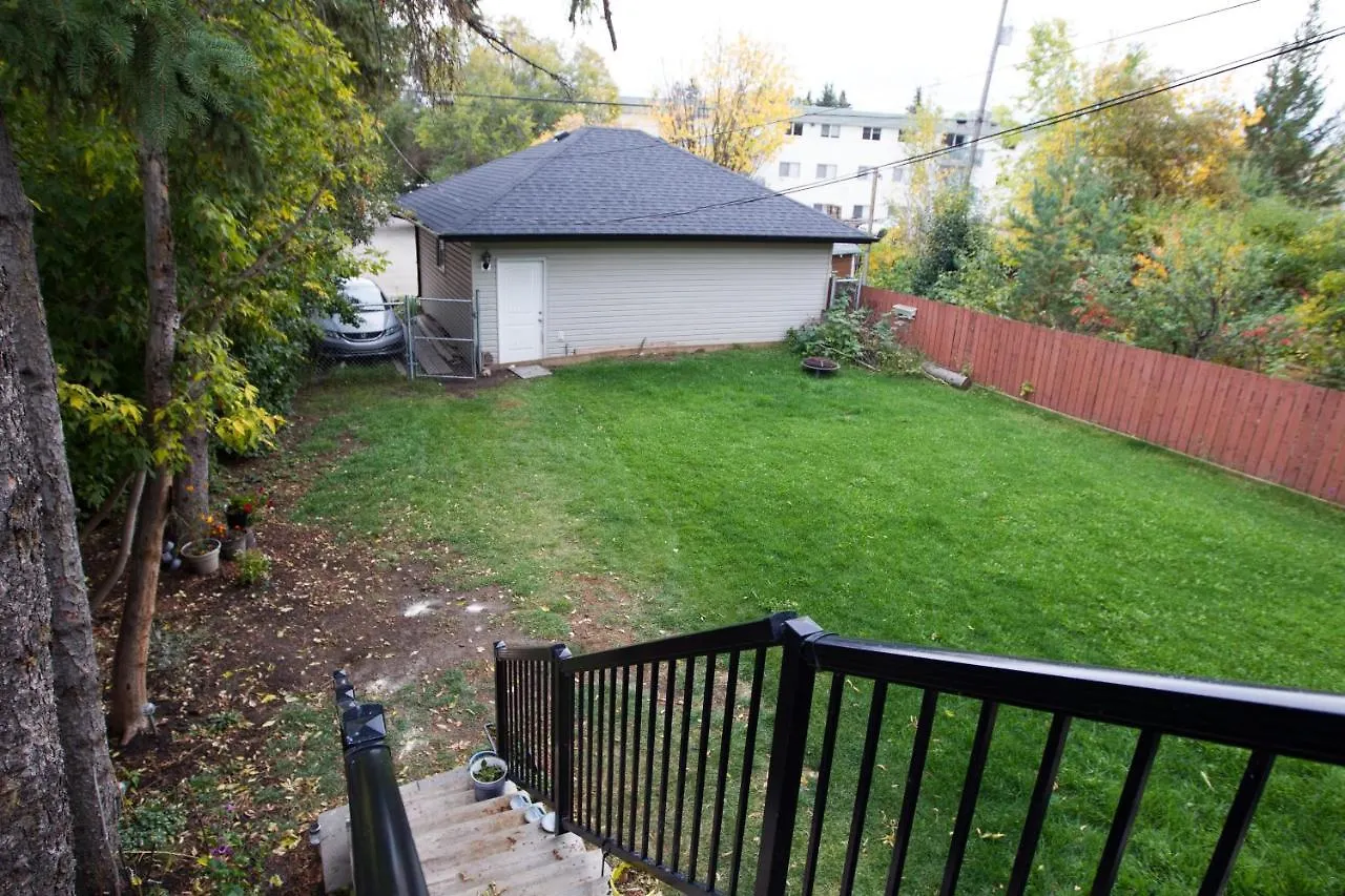 French Garden Escape I Walk To River Valley I W Free Parking & Fast Wifi! Edmonton Kanada