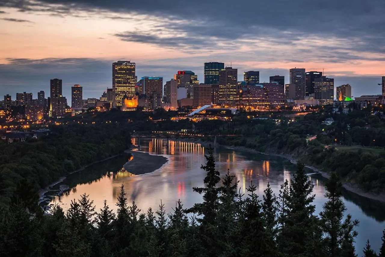 Nyaraló French Garden Escape I Walk To River Valley I W Free Parking & Fast Wifi! Edmonton